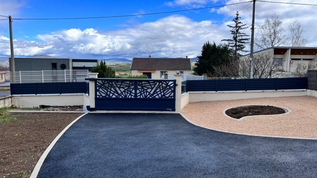 Installation d'un portail coulissant en aluminium gris anthracite 7016 et sa clôture aluminium à Plauzat 63, Clermont Ferrand, DSA Solutions