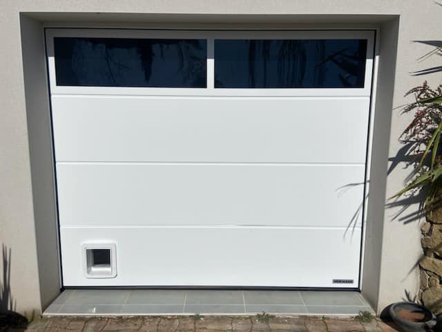Nouvelle installation d’une porte de garage HÖRMANN version hublot panoramique, blanche et motorisée à Clermont-Ferrand