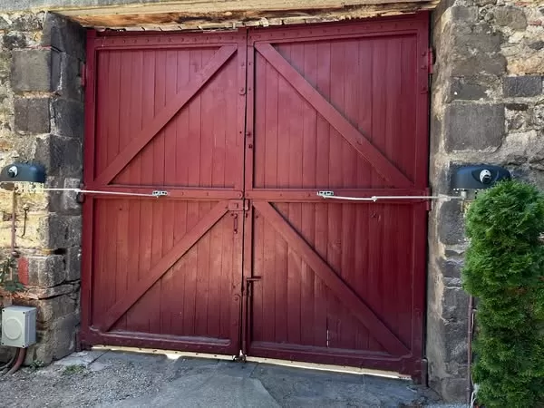 Motorisation d’une porte ancienne en bois classée au patrimoine à Clermont-Ferrand, Clermont-Ferrand, DSA Solutions