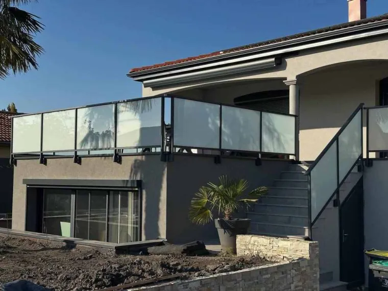 Pose d’un garde-corps vitré opaque en aluminium à Saint-Beauzire, Clermont-Ferrand, DSA Solutions